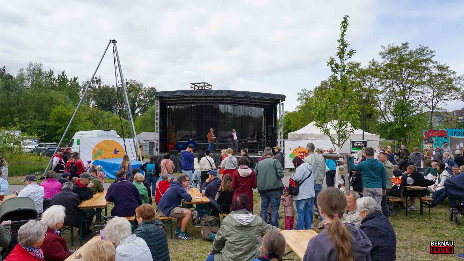 Panke-Park Bernau: Vom Frühlingsfest zum Trödel- und Hausflohmarkt 33 Hüpfburgen, Kinderschminken, Bastelangebote und Ponyreiten begeisterten die kleinen Gäste. Wissbegierige konnten ihr Wissen beim Quiz der Pfadfinder mit Katharina testen. Parallel dazu bot der „Panke-Park Kulturkonvent Bernau e.V.“ informative Parkführungen an. Ein lebendiger Markt mit vielfältigen Ständen komplettierte das Frühlingsfest. Kulinarisch blieben bei Eis, Waffeln, Kuchen, Kaffee, lokalen Biersorten und anderen Speisen keine Wünsche offen, sodass die Besucher das sonnige Wetter auf dem Festgelände in vollen Zügen genießen konnten.