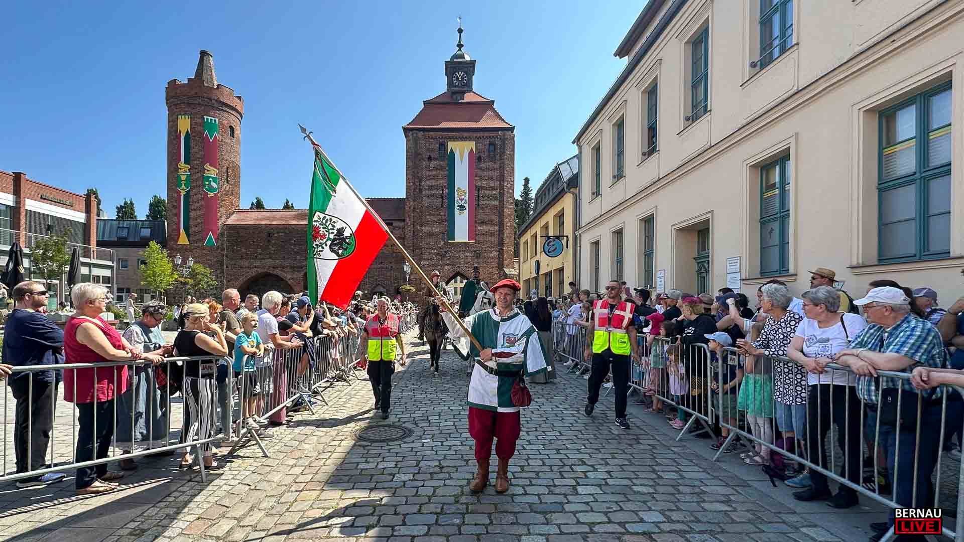 Großer Festumzug zum 32. Hussitenfest in Bernau gestartet 27 Großer Festumzug zum 32. Hussitenfest in Bernau gestartet
