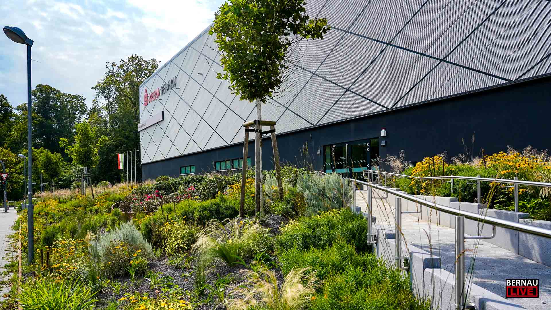 Außenanlagen der Sparkassen-Arena Bernau mit einem gelungenen Entrée