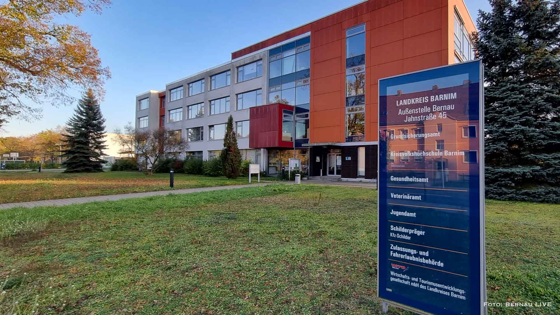 Zulassungsstelle Bernau: Wiedereröffnung am 28.10. mit Appell zur Geduld 1 Zulassungsstelle Bernau: Wiedereröffnung am 28.10. mit Appell zur Geduld