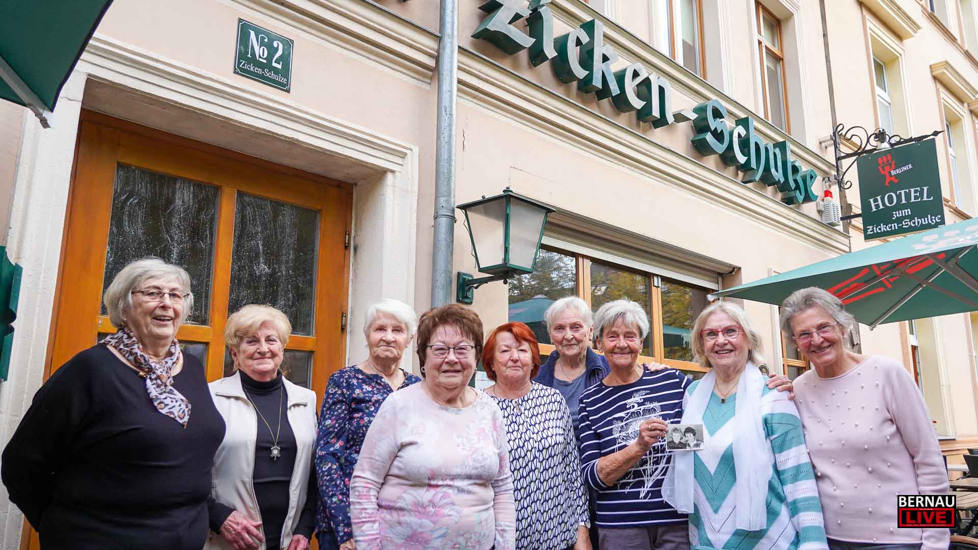 69 Jahre, 9 Herzen: Das wohl älteste Klassentreffen Bernaus im „Zicken-Schulze“
