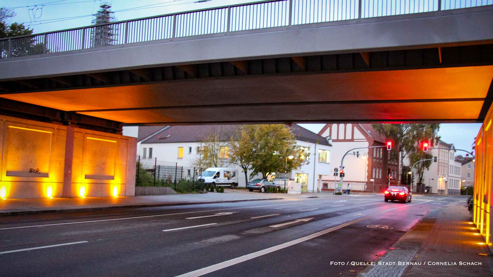 Börnicker Straße in Bernau: Neue Bahnbrücke erstrahlt in Gelb-Orange 1 Bernau LIVE - Dein Stadtmagazin für Bernau bei Berlin