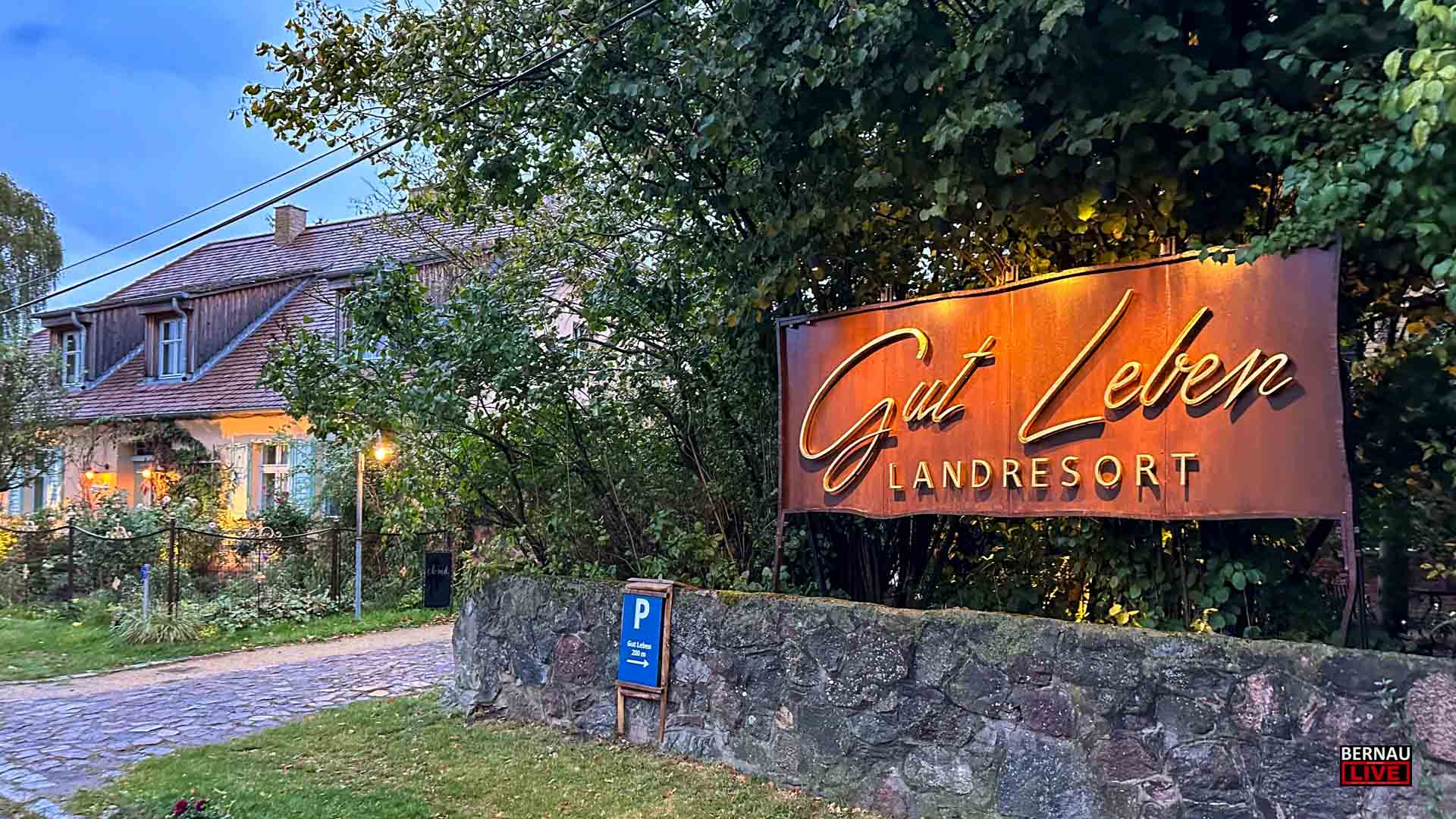 Glückwunsch: Gut Leben Landresort in Birkholz gewinnt Tourismuspreis 3 Bernau / Birkholz: Das Gut Leben Landresort in Birkholz in Bernau ist in der vergangenen Woche mit dem Tourismuspreis des Landes Brandenburg ausgezeichnet worden.
