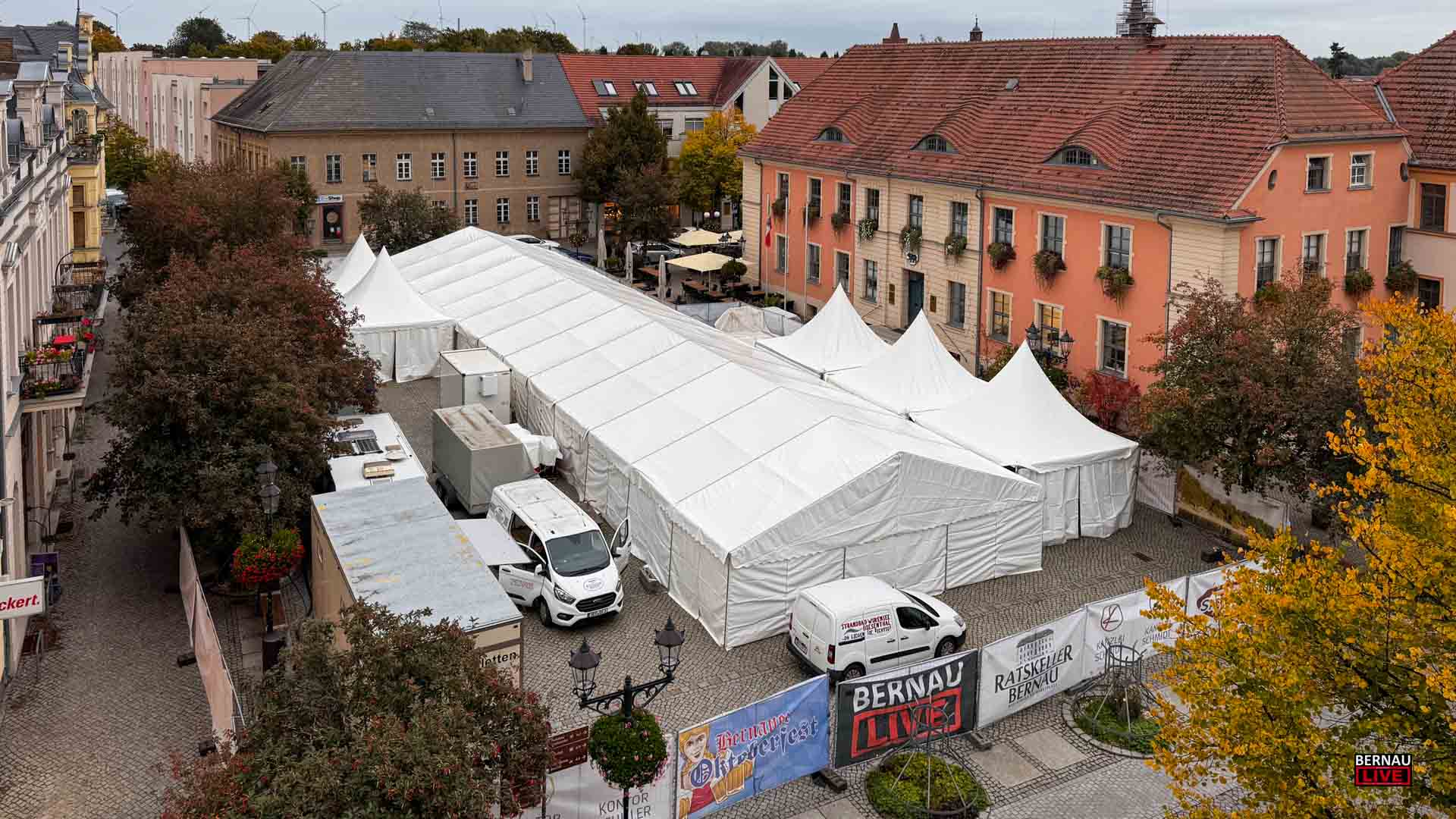 Aufbau zum Oktoberfest auf dem Marktplatz Bernau hat begonnen 6 Aufbau zum Oktoberfest auf dem Marktplatz Bernau hat begonnen