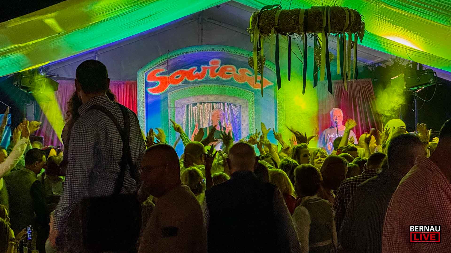 Mordsgaudi beim 10. Oktoberfest auf dem Marktplatz Bernau 21 Bernau / Barnim: Das diesjährige Oktoberfest in Bernau bei Berlin ging am frühen Sonntagmorgen mit ausgelassener Stimmung und vollen Maßkrügen erfolgreich zu Ende.