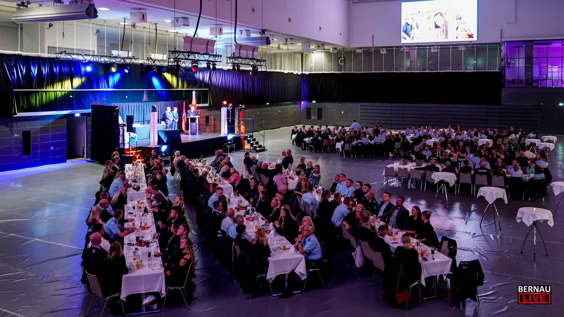 Freiwillige Feuerwehr feiert ihre Ehrenamtlichen in der Sparkassen-Arena Bernau 7 Bernau LIVE - Dein Stadtmagazin für Bernau bei Berlin