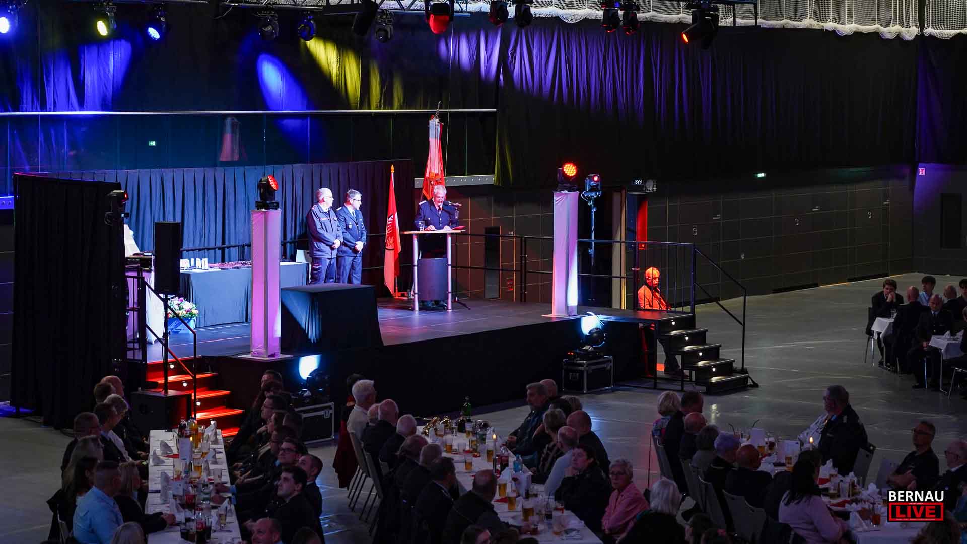 Freiwillige Feuerwehr feiert ihre Ehrenamtlichen in der Sparkassen-Arena Bernau 1 Freiwillige Feuerwehr feiert ihre Ehrenamtlichen in der Sparkassen-Arena Bernau