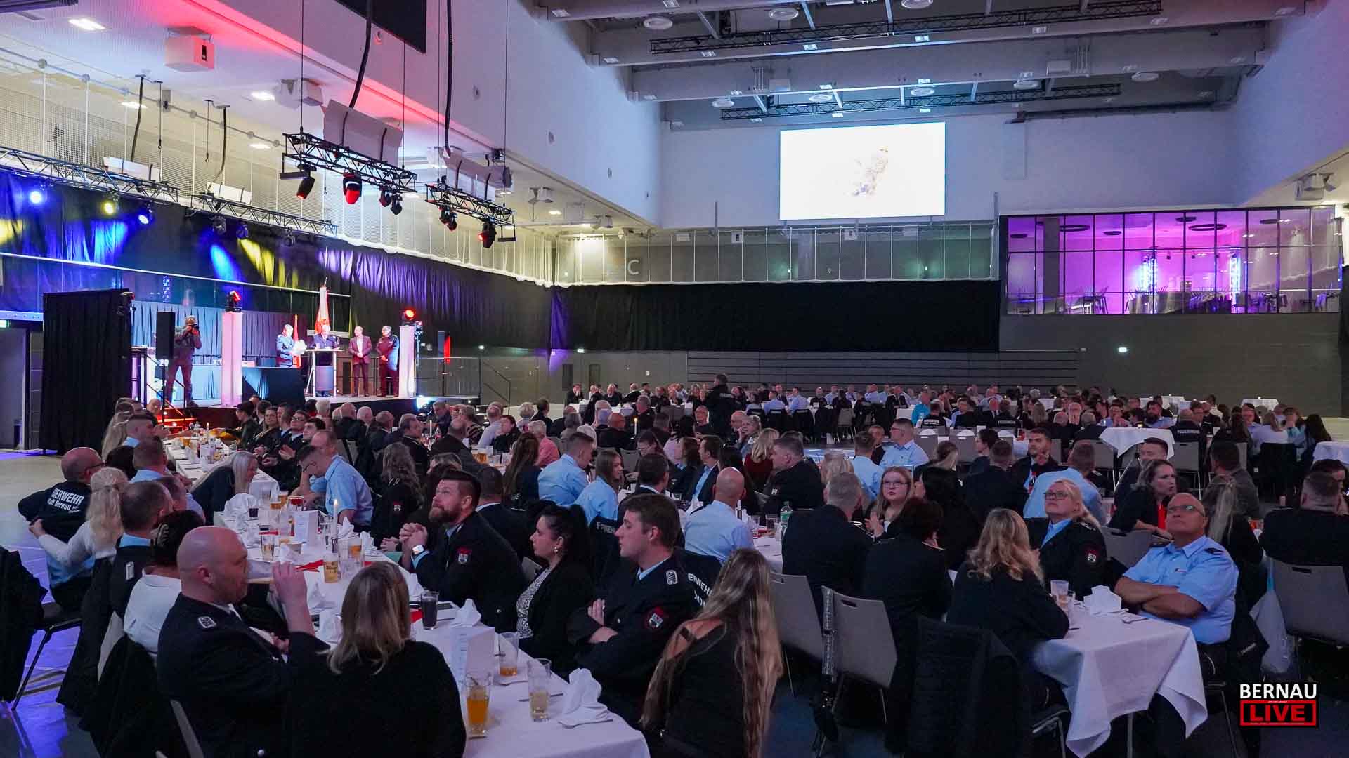Freiwillige Feuerwehr feiert ihre Ehrenamtlichen in der Sparkassen-Arena Bernau 3 Bernau LIVE - Dein Stadtmagazin für Bernau bei Berlin
