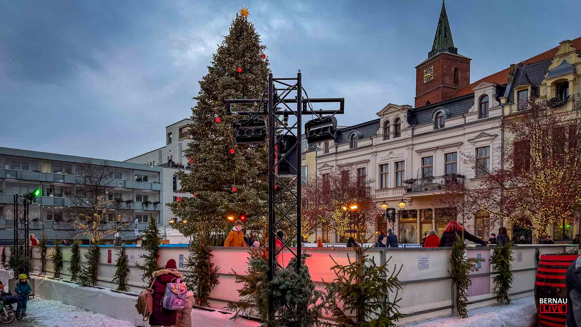 Eisbahn in Bernau offiziell eröffnet - allen viel Spaß 1 Eisbahn in Bernau offiziell eröffnet - allen viel SpaßEisbahn in Bernau offiziell eröffnet - allen viel Spaß