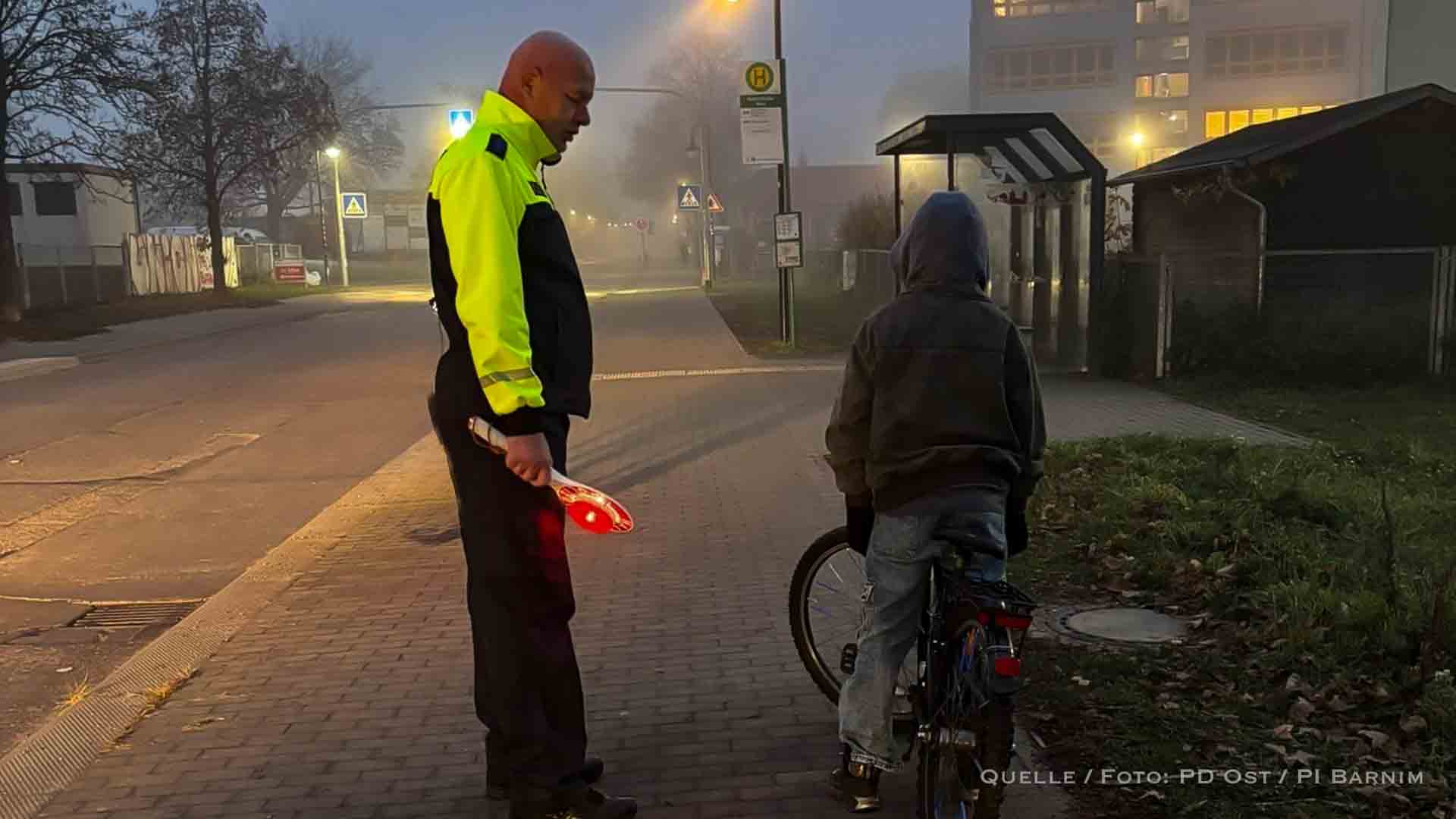Bernauer Polizei prüft Sichtbarkeit und Licht auf dem Schulweg 1 Bernauer Polizei prüft Sichtbarkeit und Licht auf dem Schulweg