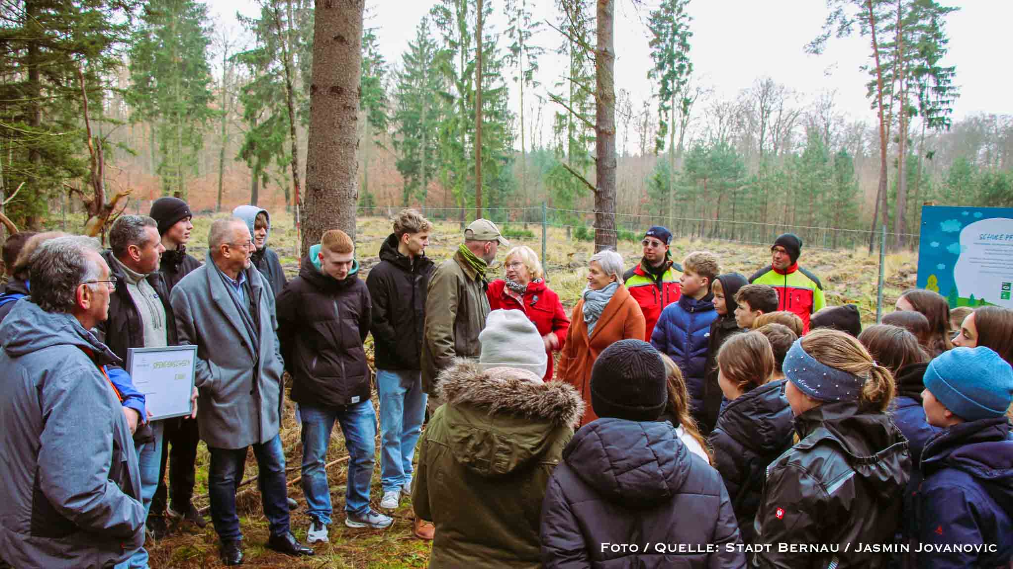 Schüler pflanzten 2.000 Setzlinge im Bernauer Stadtwald 1 Schüler pflanzten 2.000 Setzlinge im Bernauer Stadtwald