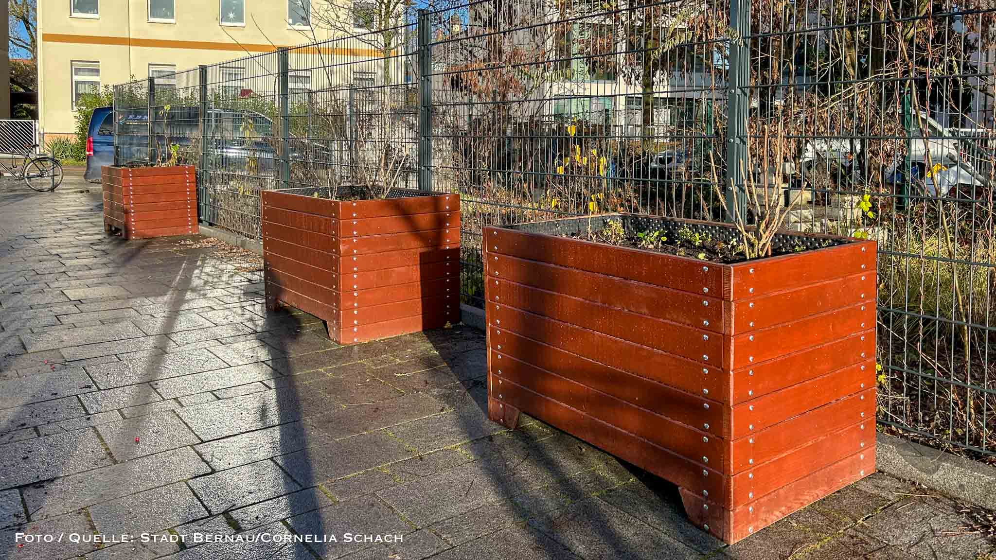 Aus dem Bernauer Bürgerhaushalt: Hochbeete am Bahnhofsvorplatz Bernau 1 Aus dem Bernauer Bürgerhaushalt: Hochbeete am Bahnhofsvorplatz Bernau