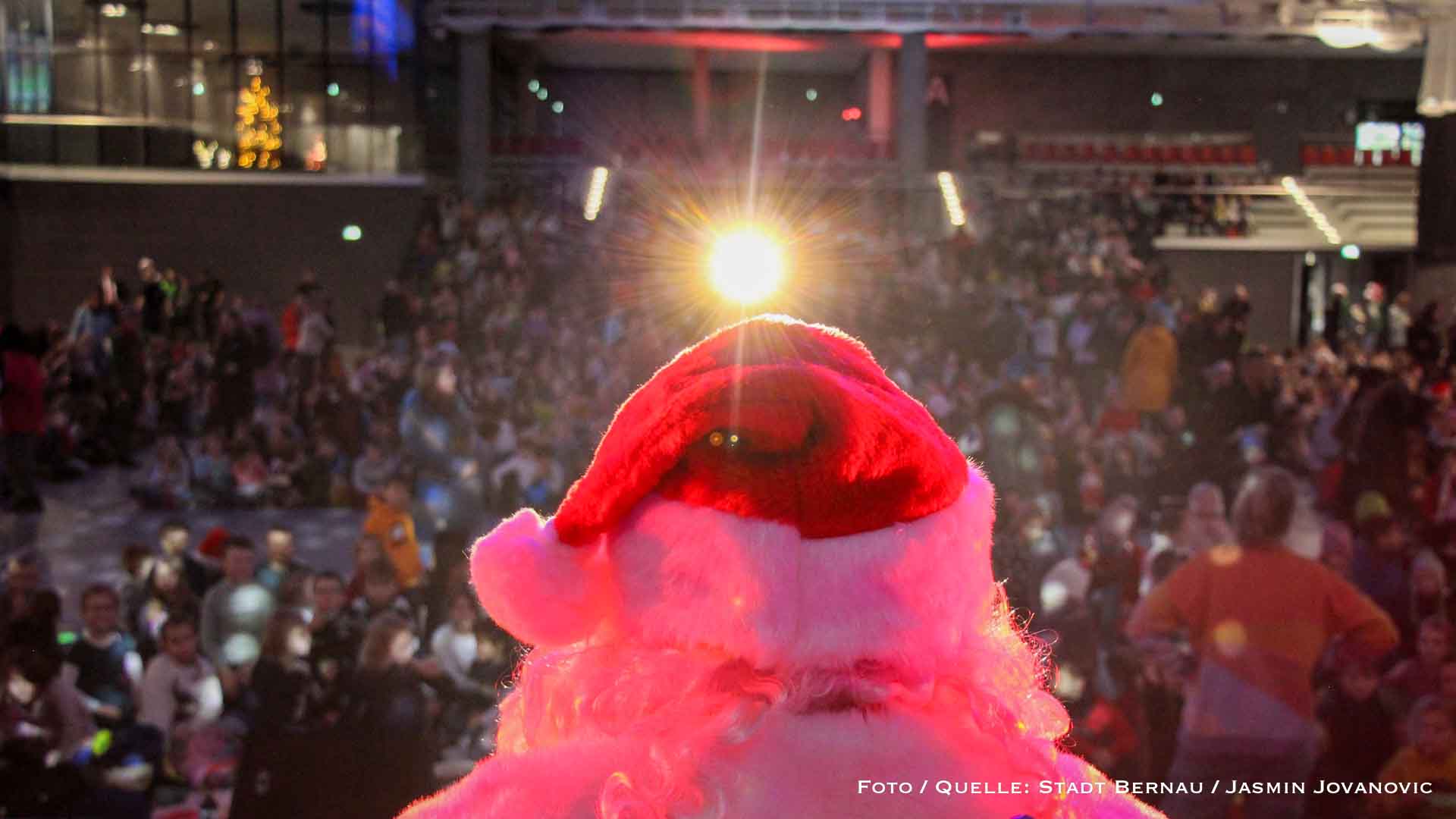 Bernaus Arena wird zum Weihnachtszelt: 2.100 Kinder feiern mit „Nobel-Popel“ 1 Bernaus Arena wird zum Weihnachtszelt: 2.100 Kinder feiern mit „Nobel-Popel“