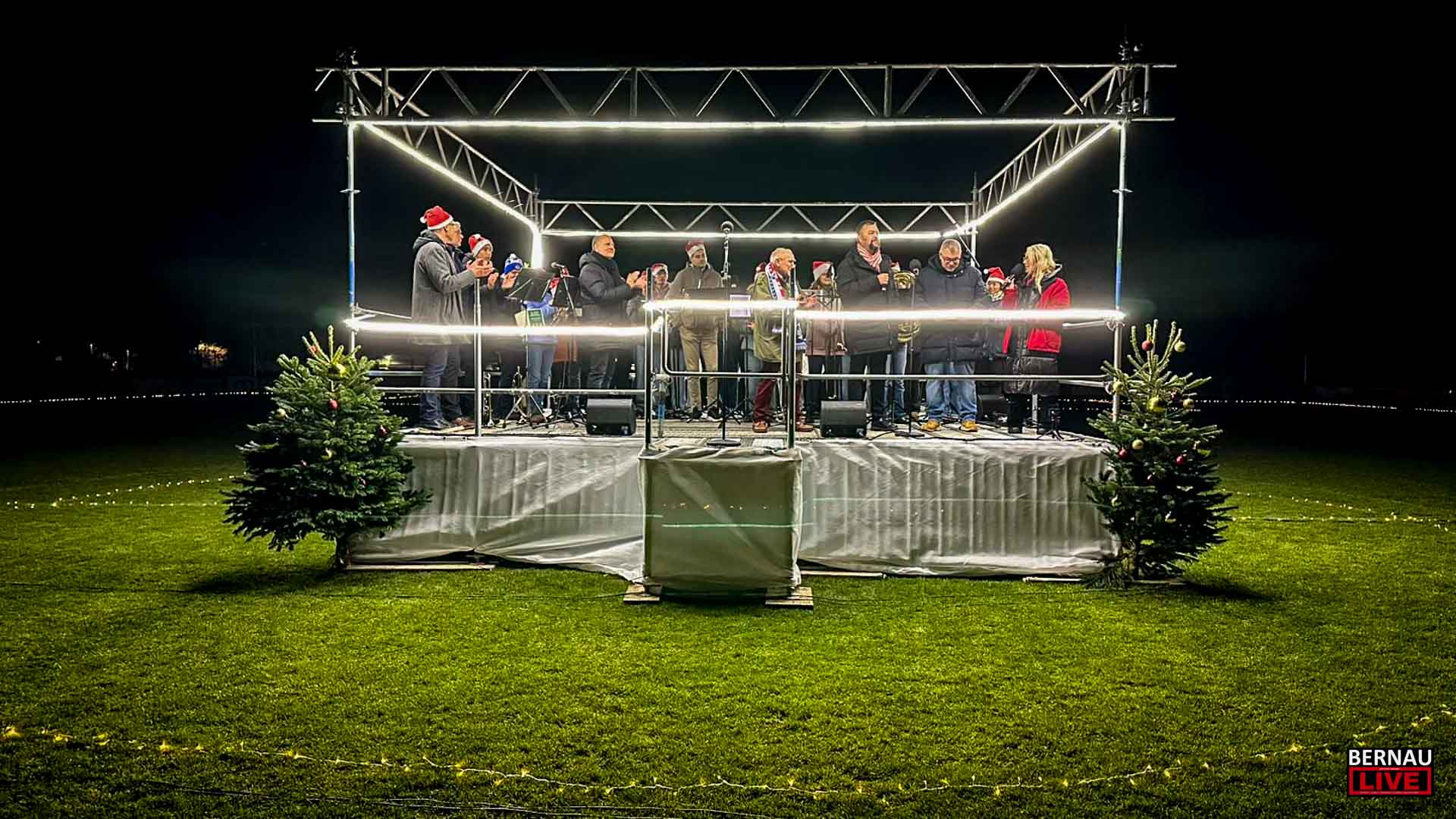 „Anstoß zur Besinnlichkeit“ - LIVE vom Weihnachtssingen in Bernau 1 „Anstoß zur Besinnlichkeit“ - LIVE vom Weihnachtssingen in Bernau