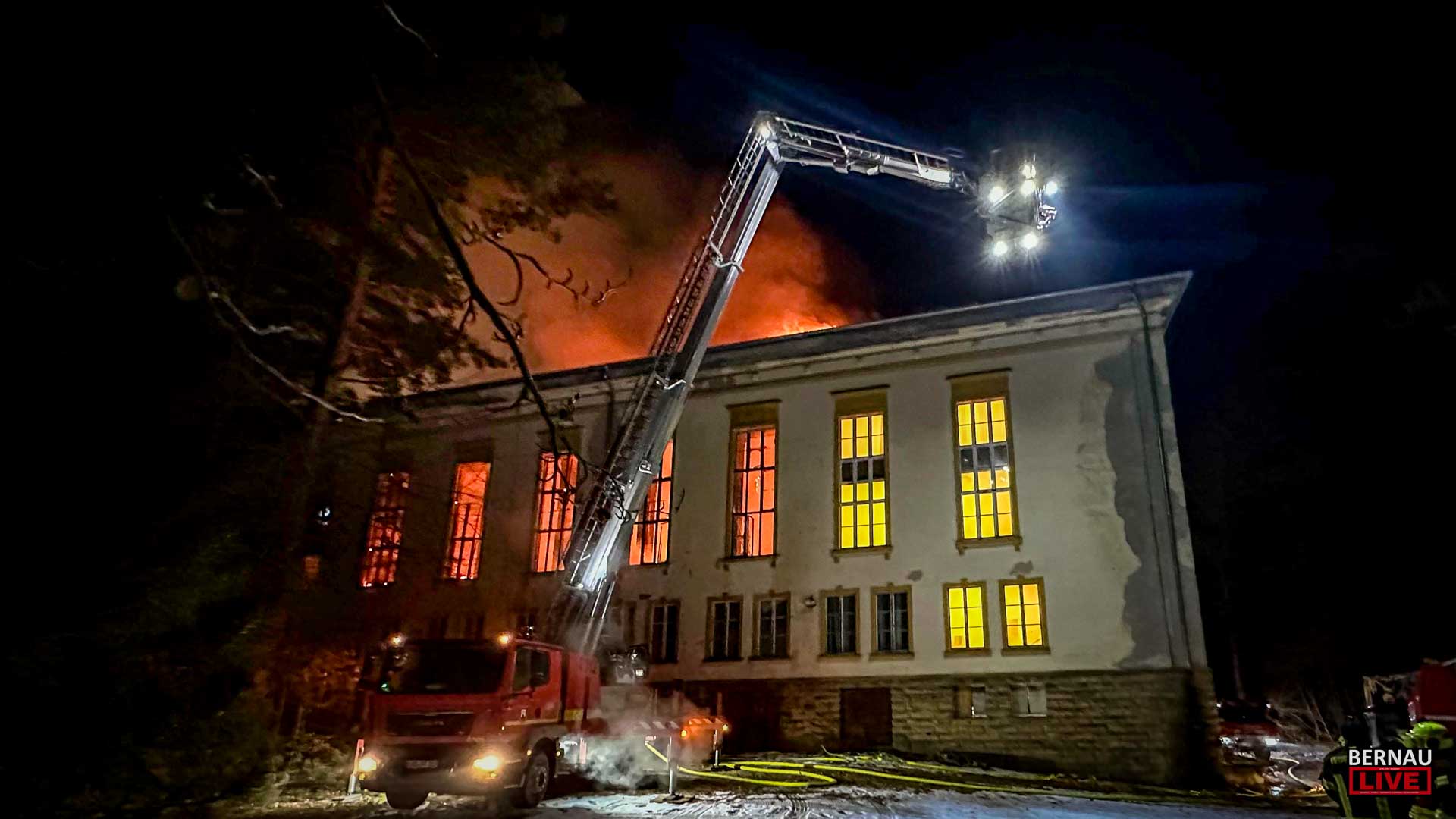 Großbrand auf dem Bogensee-Areal in Wandlitz 2 Update 0:00 Uhr: Hauptgebäude am Bogensee brennt in voller Ausdehnung Die Lage auf dem Bogensee-Areal hat sich um Mitternacht dramatisch zugespitzt. Das gesamte Hauptgebäude steht mittlerweile in Vollbrand. Die Flammen haben den großen Saal, die Bühne sowie die ehemaligen Sprecherkabinen vollständig erfasst. Trotz eines massiven Aufgebots an Einsatzkräften erweisen sich die Löschwasserreserven angesichts der enormen Brandintensität als unzureichend. Das Feuer schlägt ungehindert vom Erdgeschoss bis durch den Dachstuhl. Ein Stück Geschichte verbrennt – man ist den Tränen nahe!