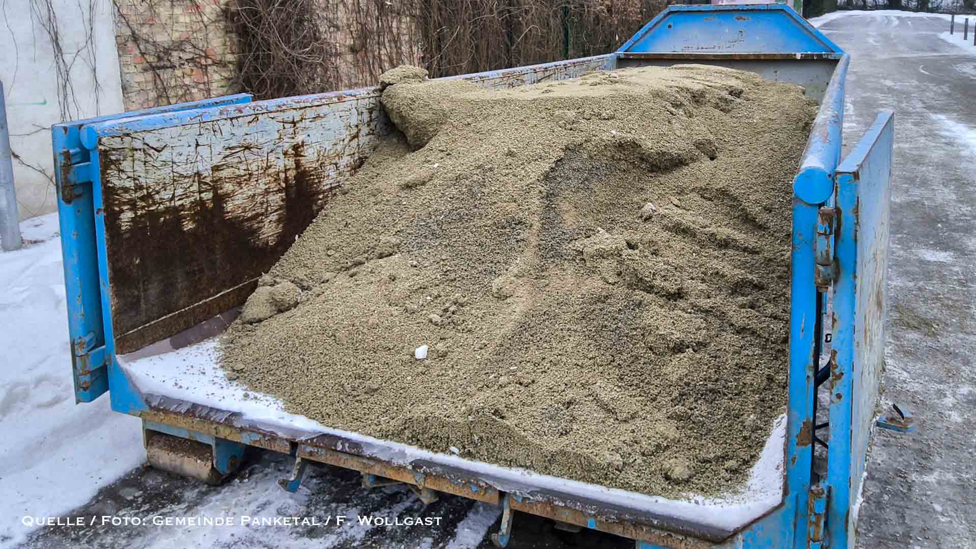 Auf dem Parkplatz der Mensa am Schulstandort Zepernick (Schönerlinder Straße 43-47, 16341 Panketal) stehen ab sofort zehn Tonnen Splitt für Panketalerinnen und Panketaler bereit.