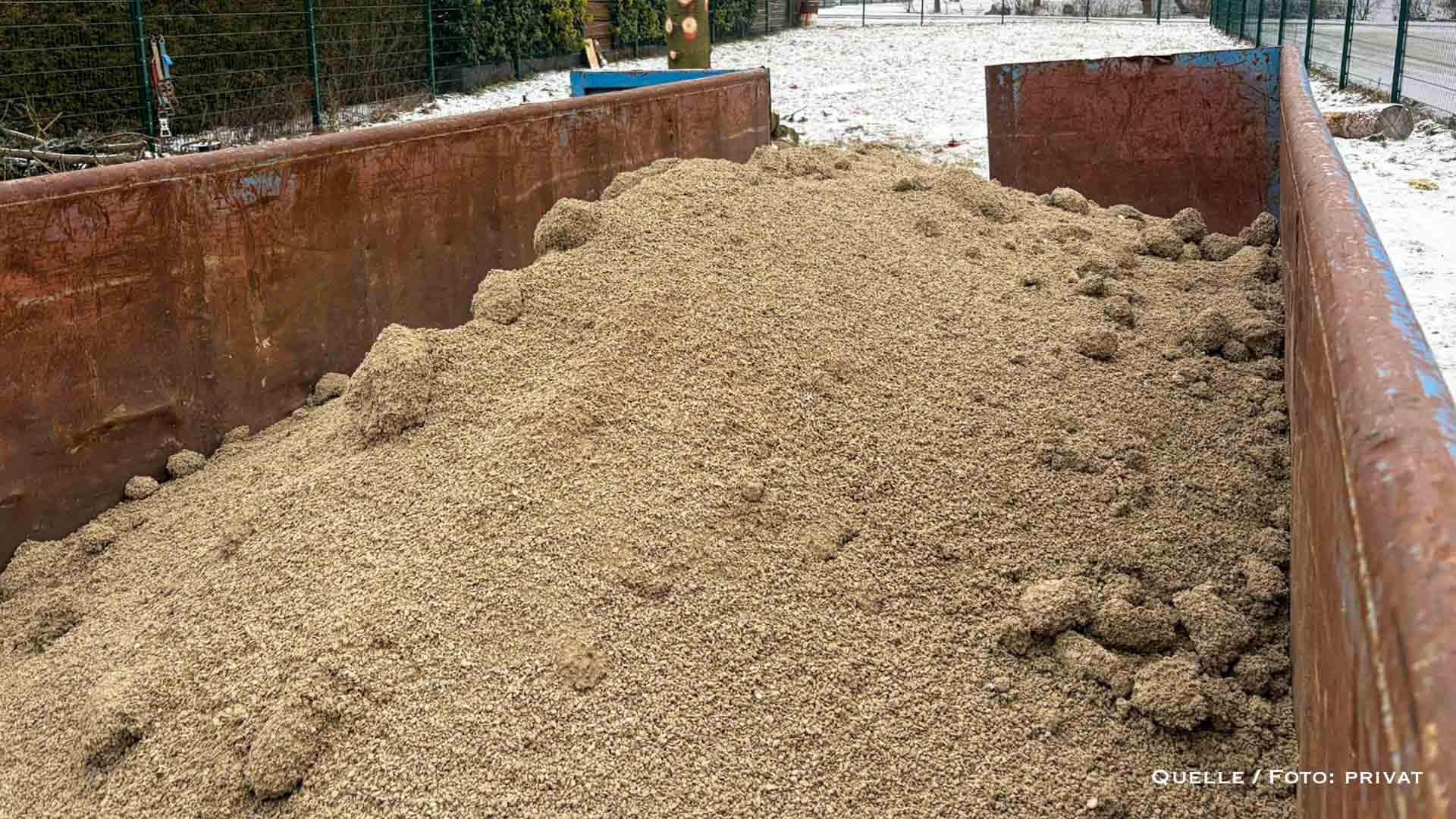 Ladeburg legt nach: Neuer Splitt gegen die Rutschpartie 22 Ladeburg im Glatteis-Streufieber: Nachschub ist da!